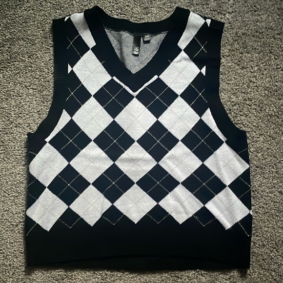 loose fitting checkered black and white vest, medium - Picture 1 of 3